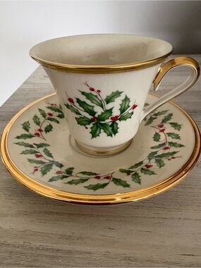 Lenox Holiday Dimension Coll Holly Berries Teacup & Saucer USA 24K Gold Trim